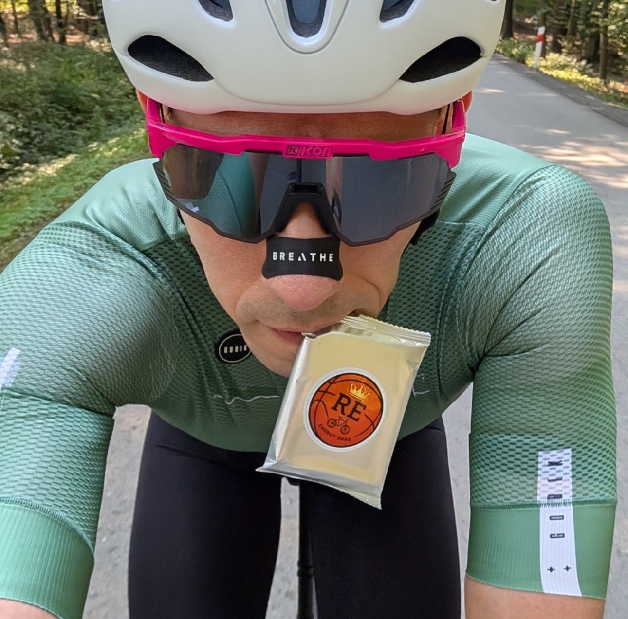 Wojtek Sebzda z produktem RE Sport Energy